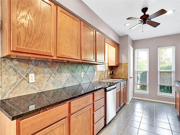 4th image of 2526 Parkhaven Dr