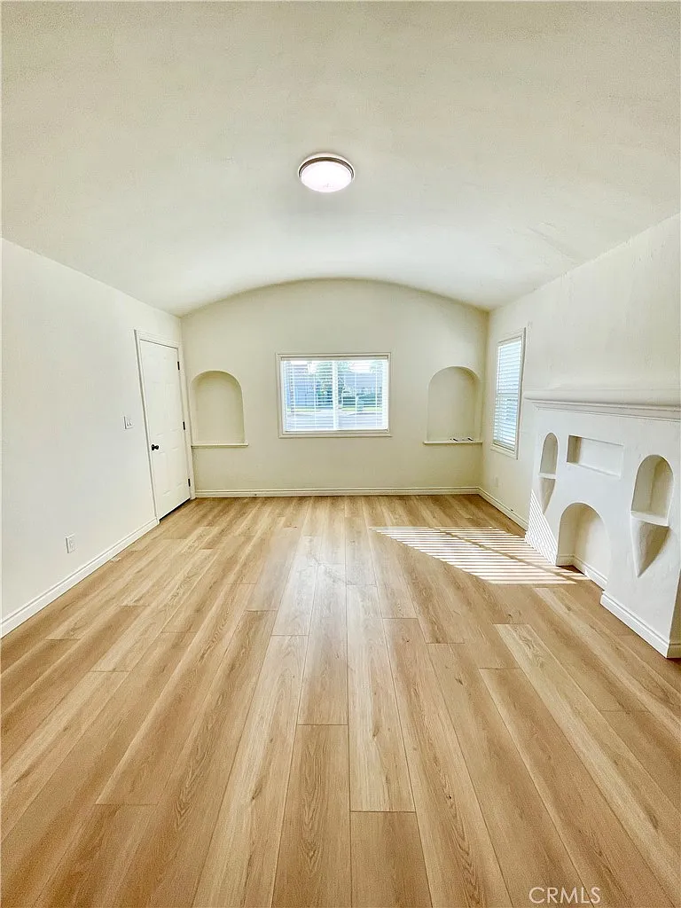 2 bed, 1000 sqft, $2,050 — Photo 2
