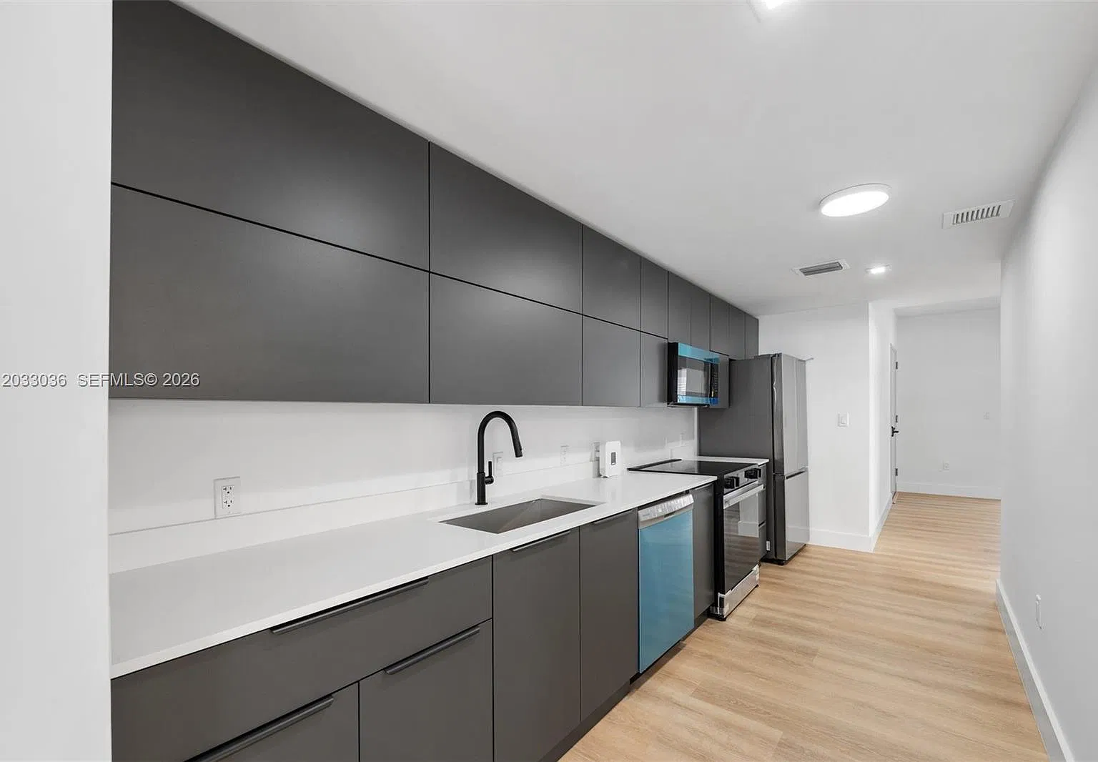 2 bed, 882 sqft, $2,550 — Photo 3
