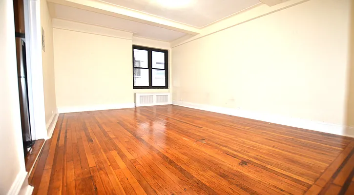 Rented by Manhattan Realty Group | media 9