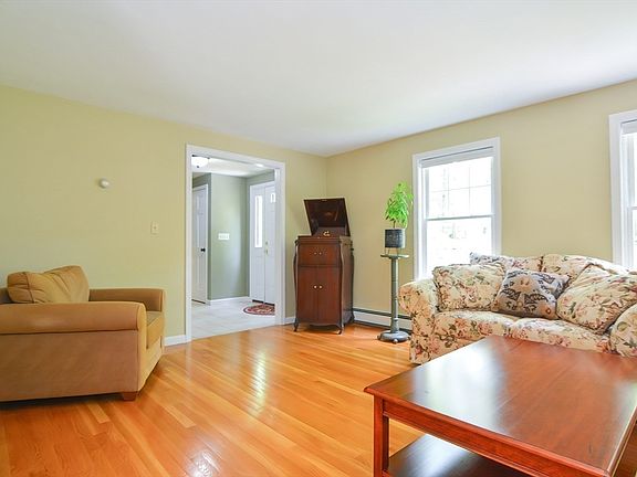 5th image of 89 Hawkins St