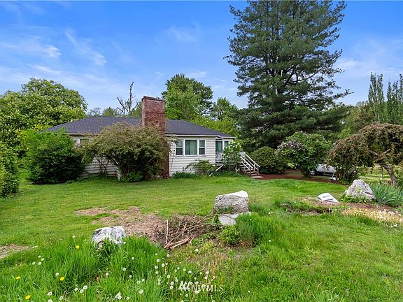 Spacious front yard, with large driveway!