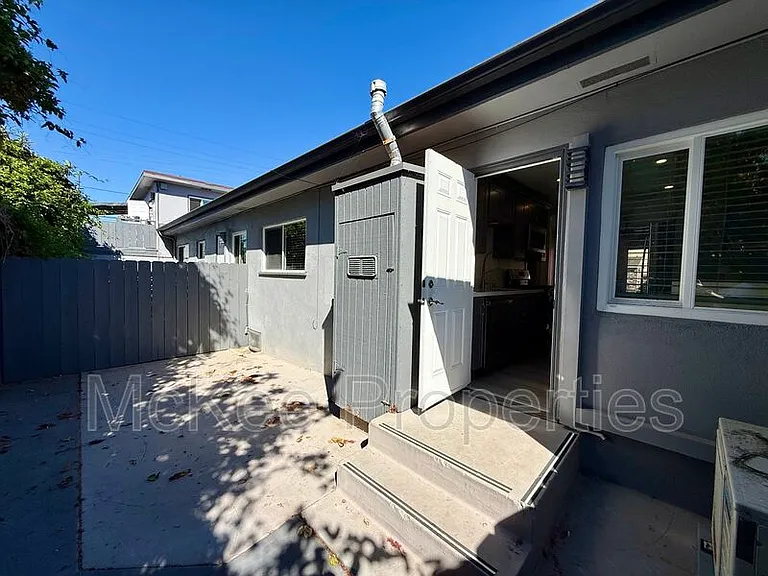 1658 Cable St — Photo 7