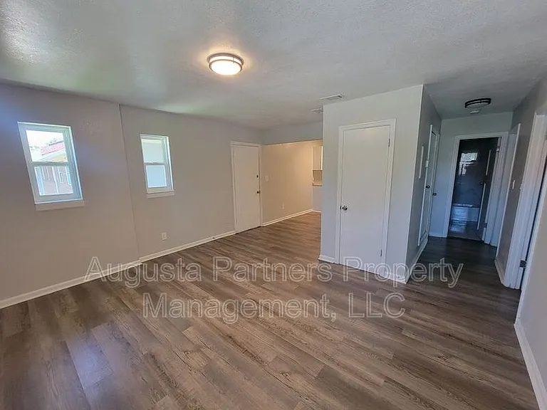 112 3rd St #F — Photo 9
