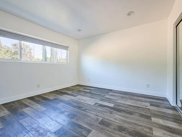 1333 W 36th Place Apartments — Photo 31