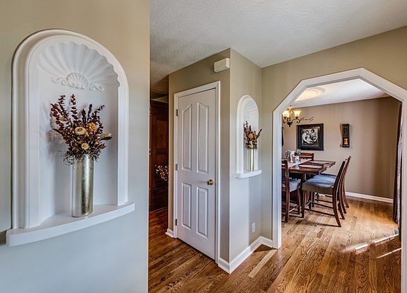 3rd image of 829 Lindsey Ln