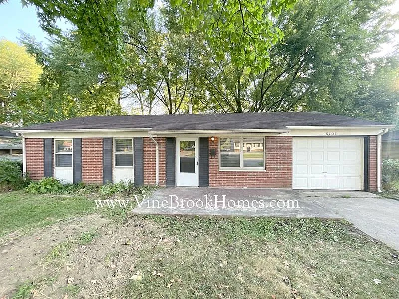 5701 Gateway Dr photo 1