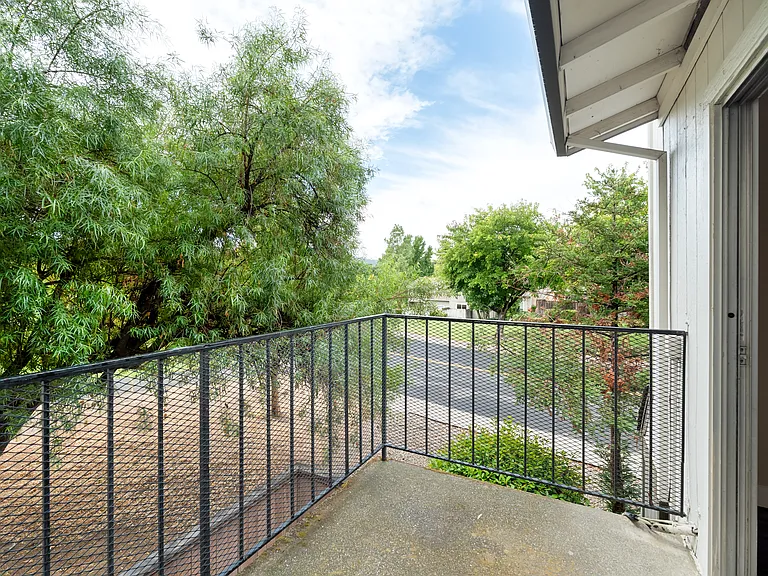 Lynwood Knolls — Photo 33