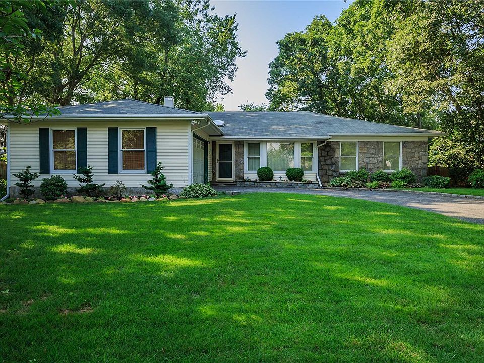 1st image of 8 Oaklake Ln