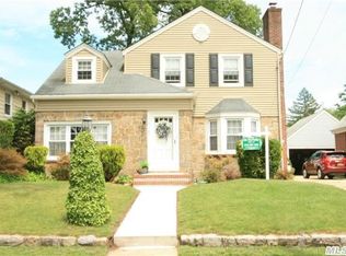 81 Whittier St, Lynbrook, NY 11563