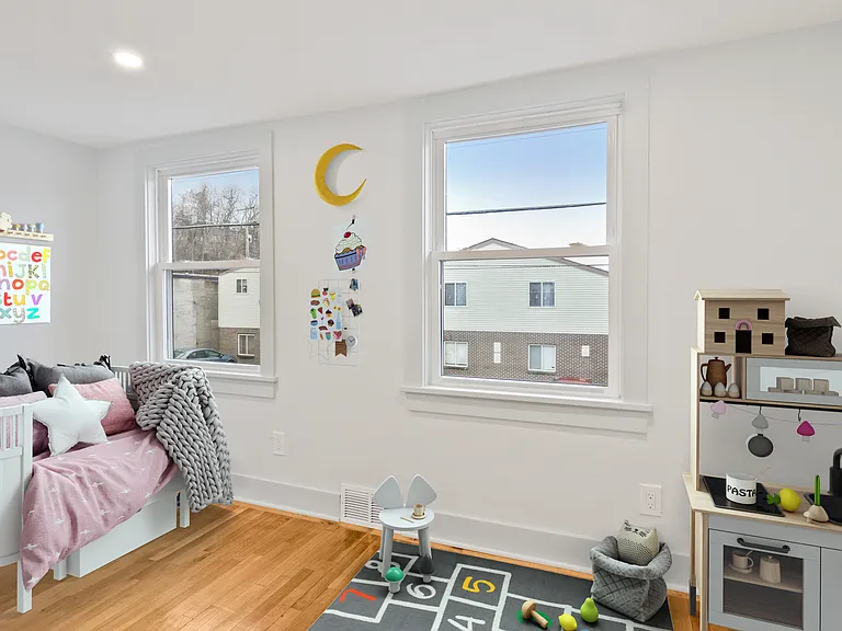 317 James St — Photo 23
