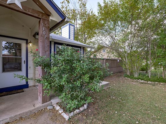 3rd image of 1307 Texas Oak Way