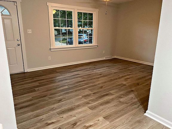 3rd image of 4605 Oakwood Cir