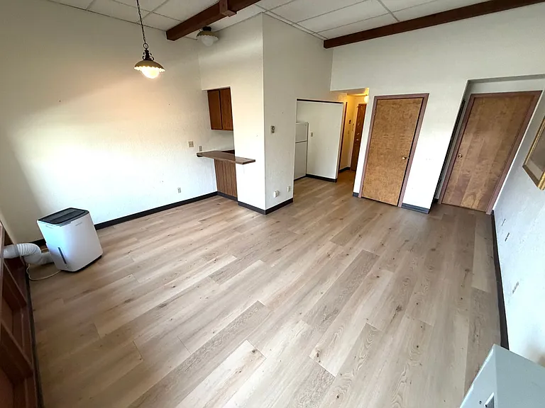 106 E Broadway — Photo 5