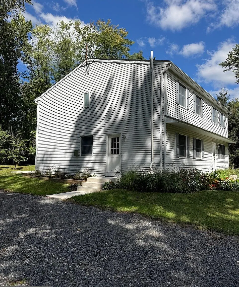 2 bed, 1.5 bath, 1300 sqft, $2,400 — Photo 3