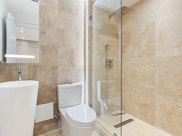 2301 Collins 1011 #1011 — Photo 27