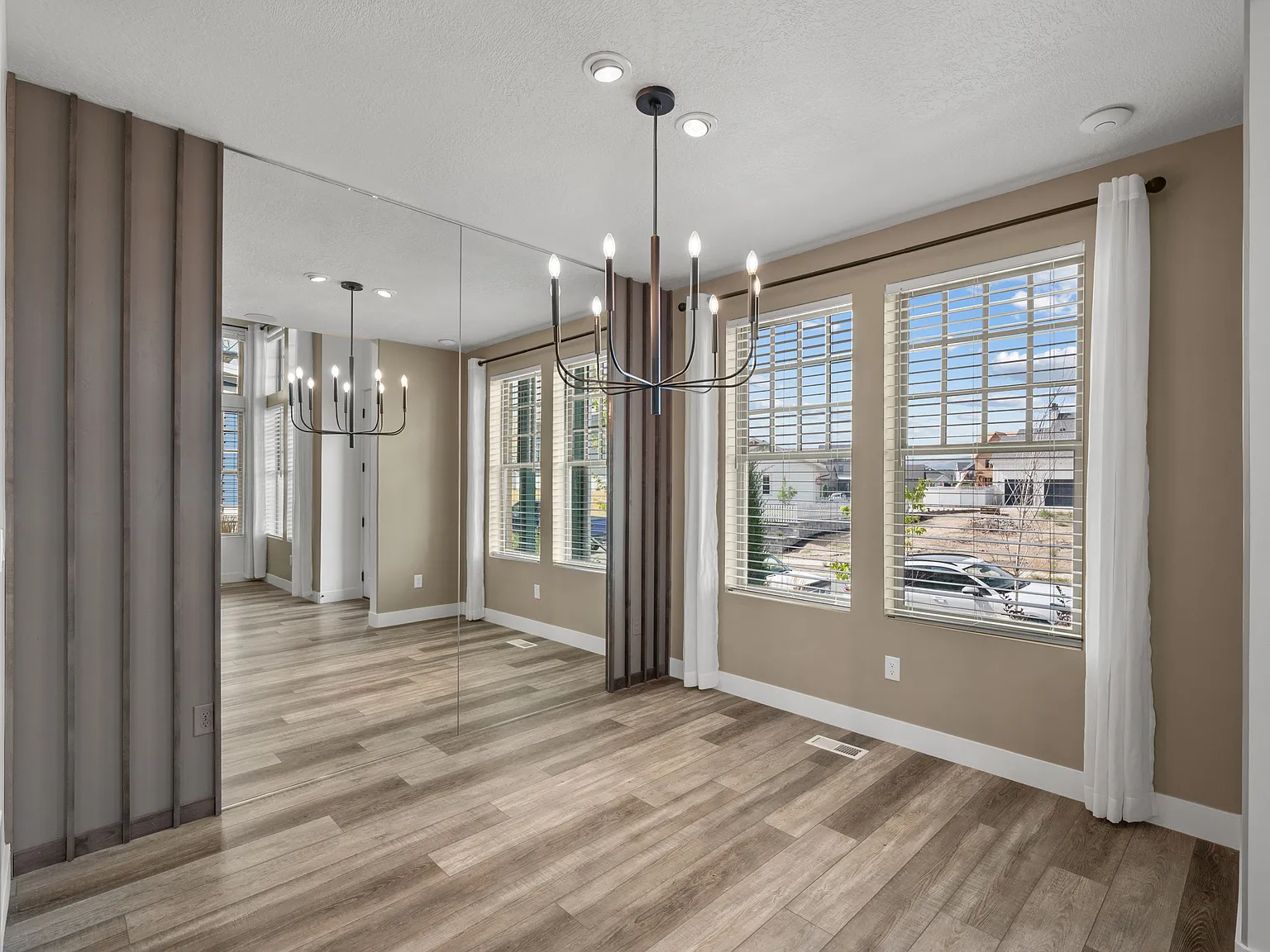 5 bed, 4.5 bath, 3574 sqft, $5,900 — Photo 3