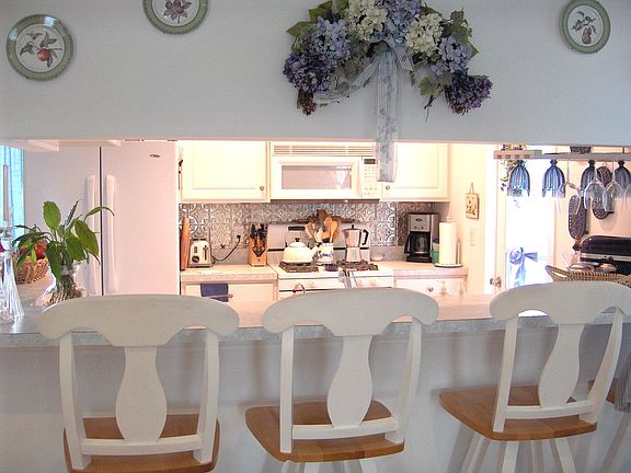 Breakfast bar and kitchen