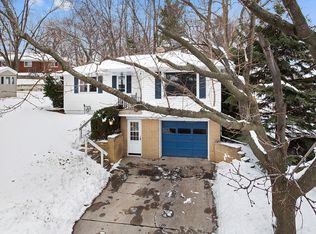 2118 Hillside Ln, Green Bay, WI 54302