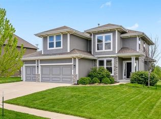 9324 Sunray Dr, Shawnee, KS 66227