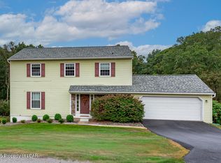 31 Dorchester Dr, Dallas, PA 18612