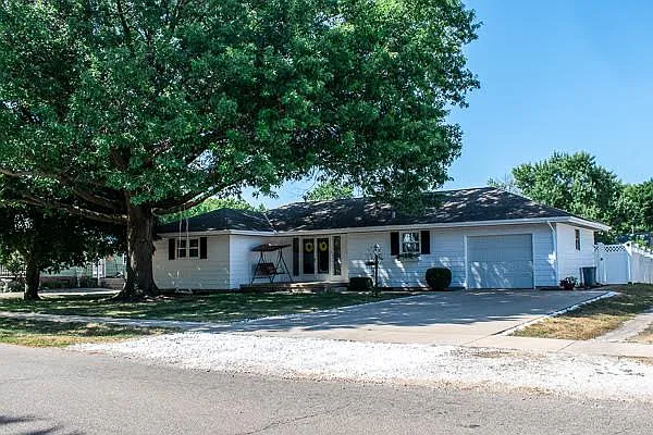 715 W Hickory St photo 1