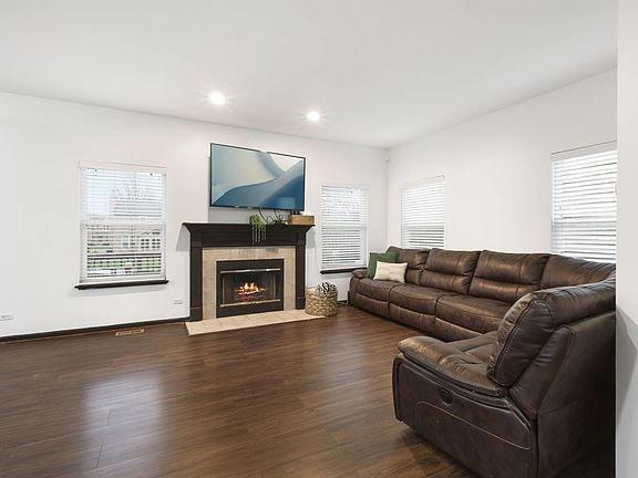 4th image of 75 Woodland Park Cir