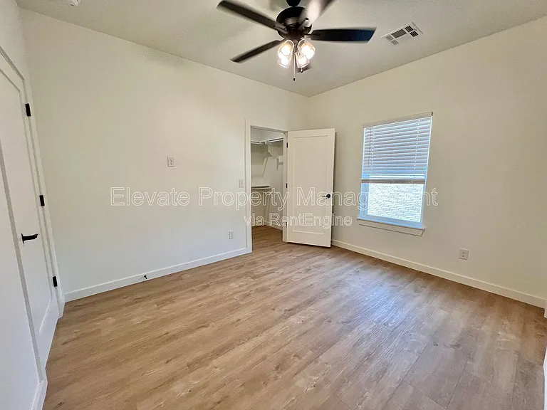 216 E Hurd St #200 — Photo 9