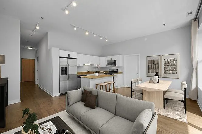 2 S Leavitt St #212 — Photo 3