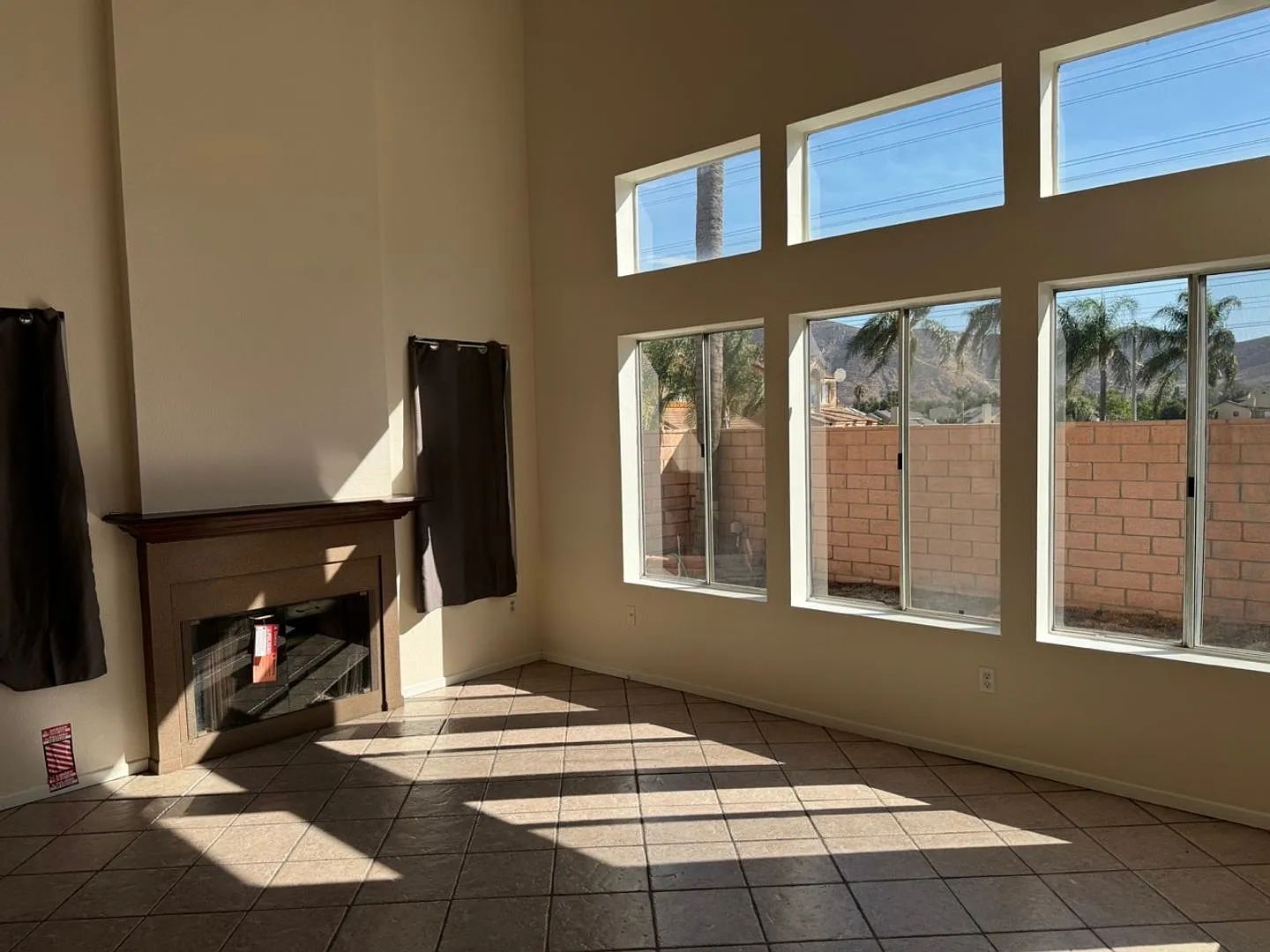 Beautiful 3 Bedroom House in Private Fontana Area CA 92337 — Photo 2