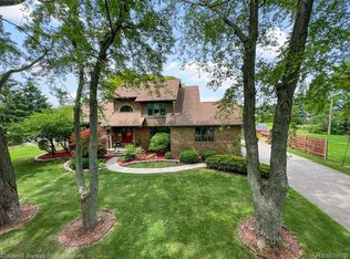 36751 Paddock Dr, Clinton Township, MI 48035