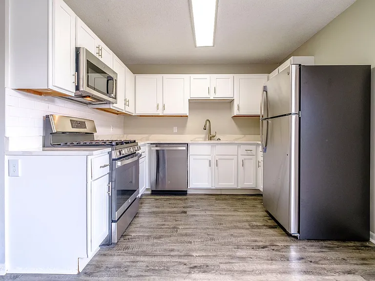 Heathermoor and Bedford Commons Apartments — Photo 5