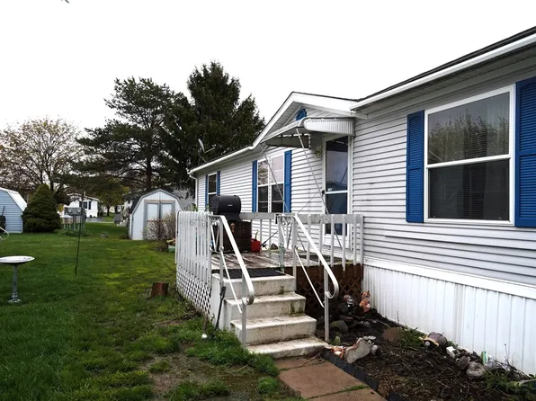 9 Juniper Dr, Hamlin, NY 14464