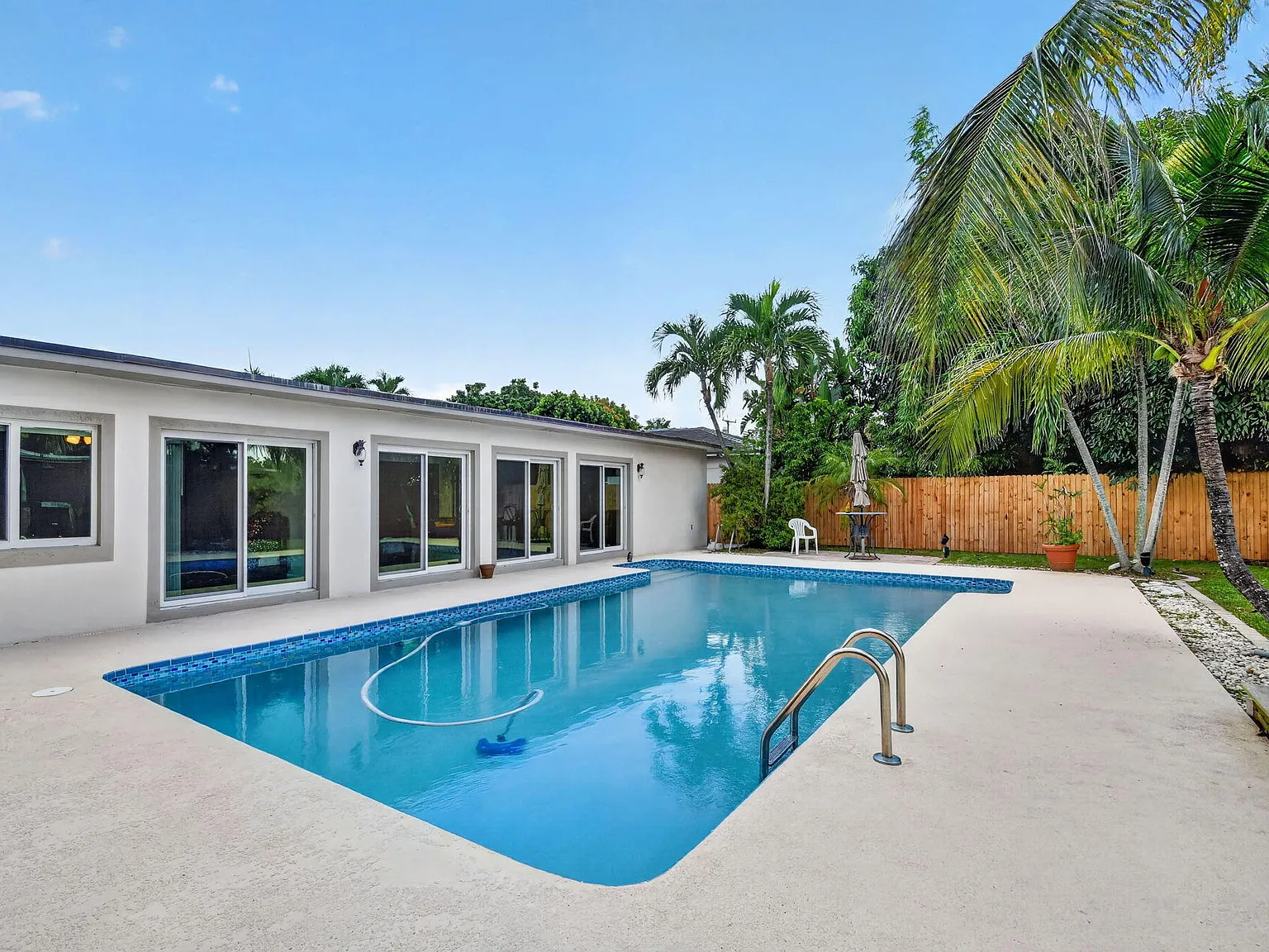 3 bed, 2.0 bath, 2128 sqft, $7,000 — Photo 2