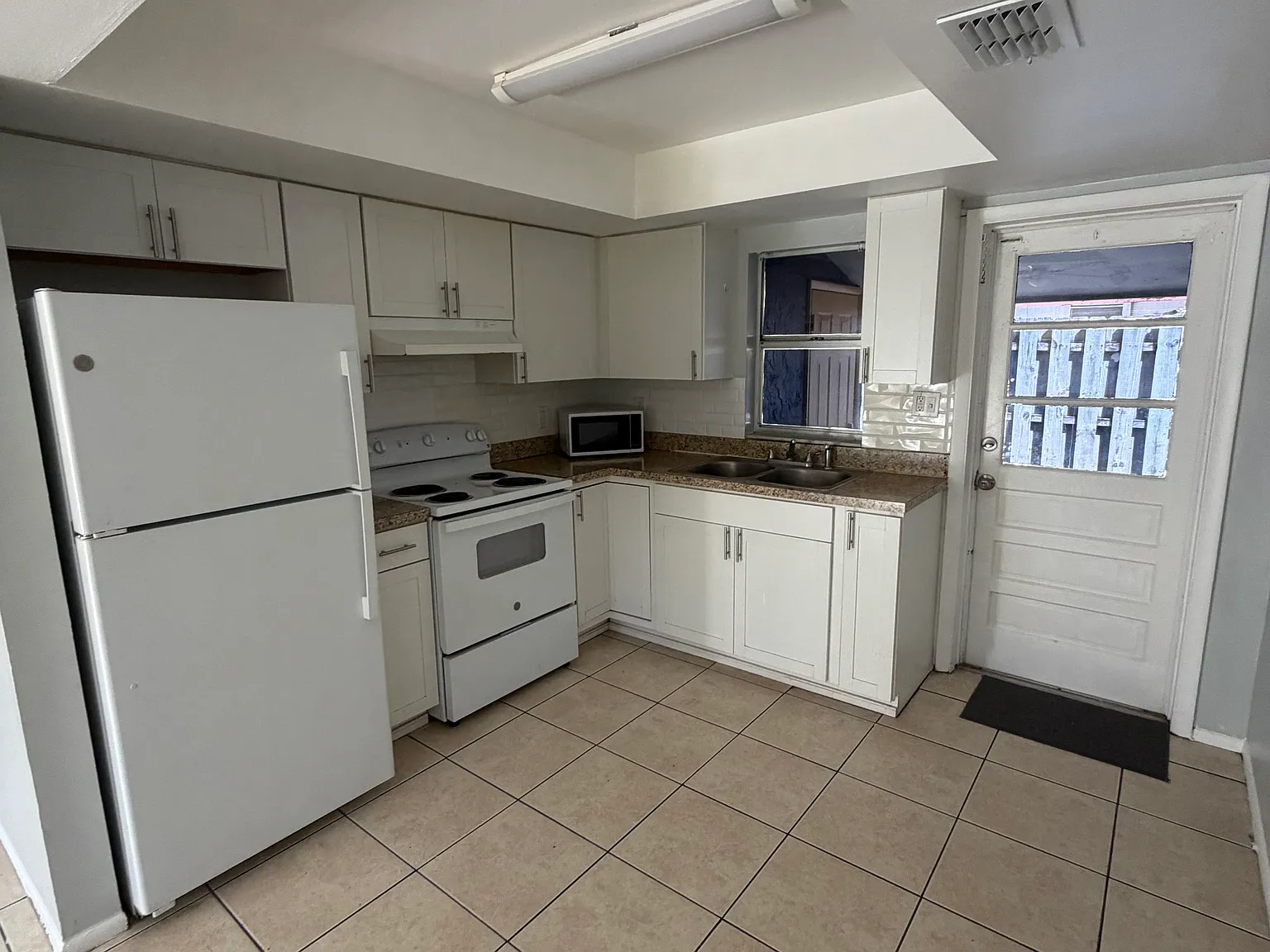 2 bed, 696 sqft, $1,750 — Photo 3
