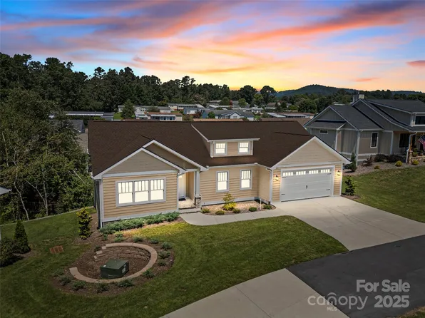 54 Olde Oak Ln, Hendersonville, NC 28792