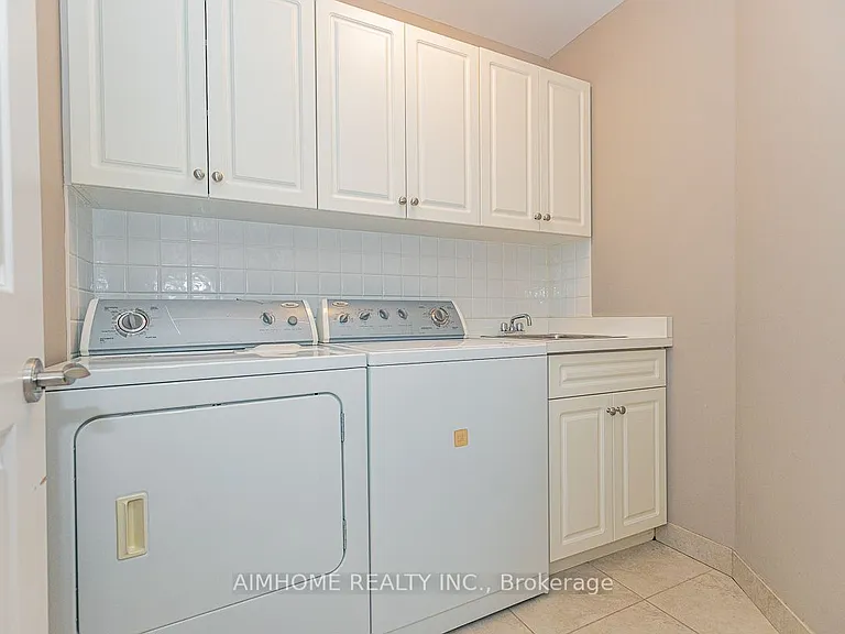 395 Princess Ave — Photo 37