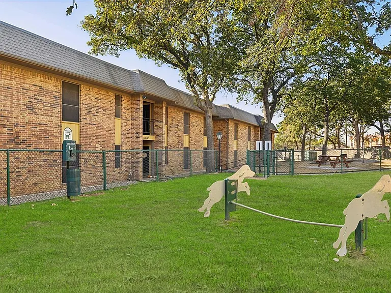 Forest Ridge Apartments — Photo 4