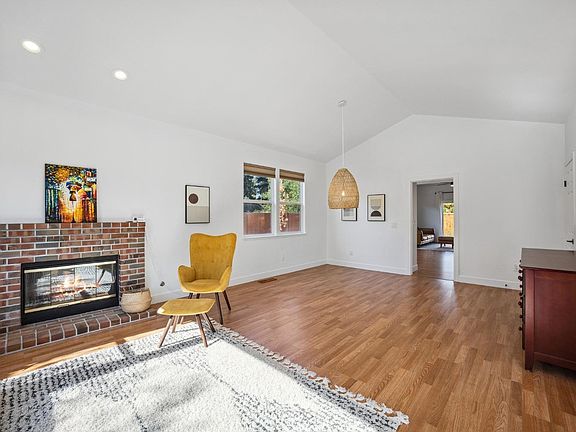 4th image of 828 Starr Circle