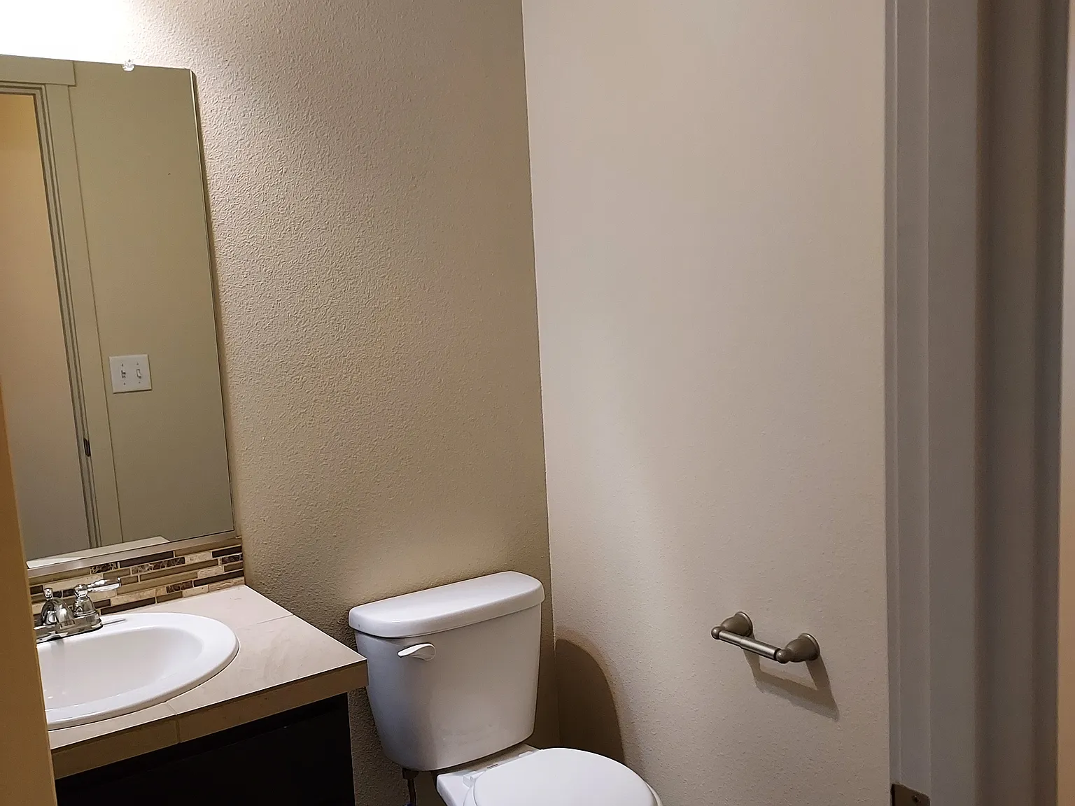 3 bed, 2.5 bath, 1475 sqft, $2,100 — Photo 2