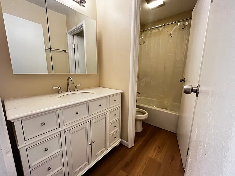 1221 N La Salle Dr — Photo 11