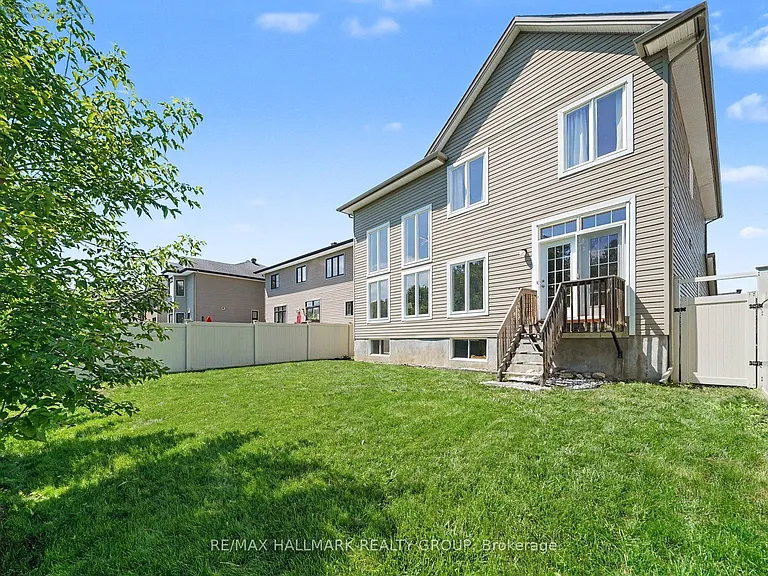 938 Wildcarrot Cres — Photo 32