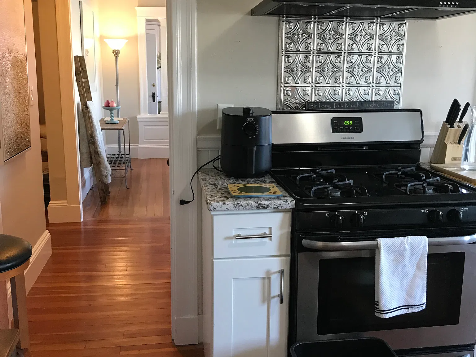 3 bed, 1000 sqft, $3,300 — Photo 2
