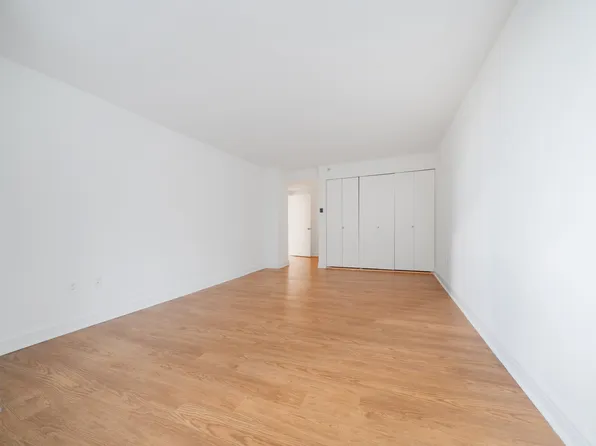 160 Riverside Boulevard image 12 of 17