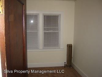4th image of 910 Beaconsfield Ave APT 2