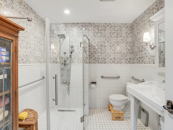 205 Edgecombe Avenue image 10 of 20