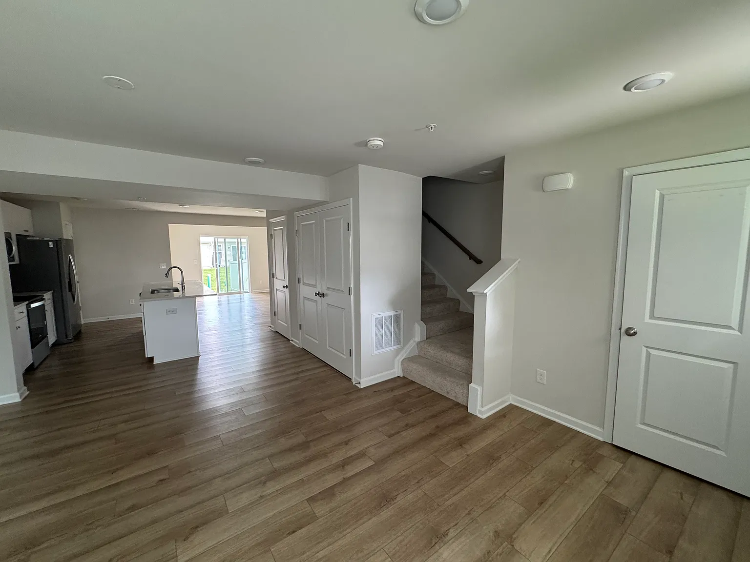 3 bed, 2.5 bath, 1644 sqft, $2,100 — Photo 4
