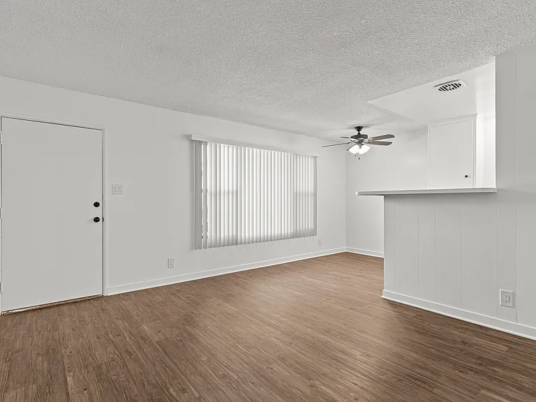 Tropicana Apartments — Photo 7