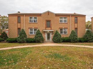 5854 Sunshine Dr #104, Saint Louis, MO 63109