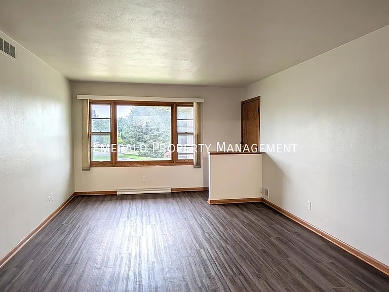 562 N Mulford Rd #4 — Photo 2